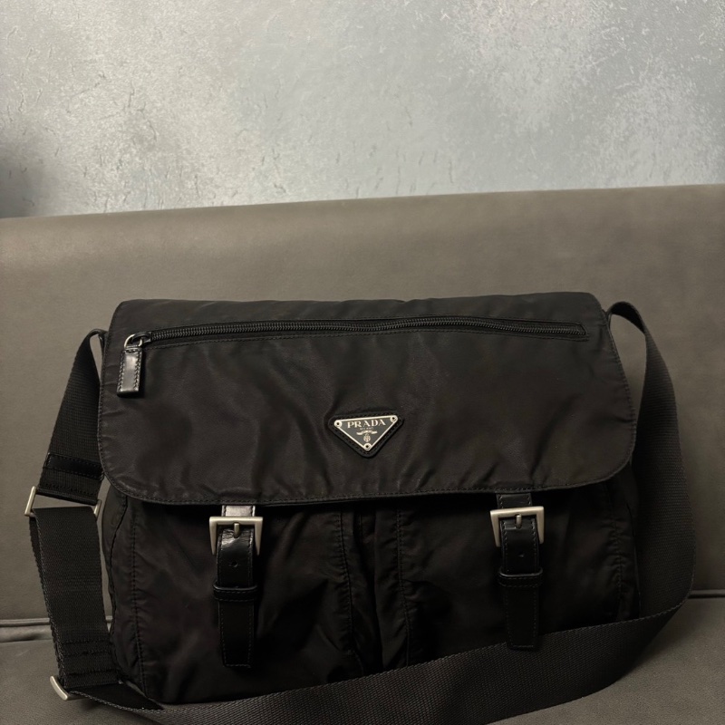 Prada 經典三角標黑銀尼龍郵差斜背包大號35*28*14 96新配件塵袋-1