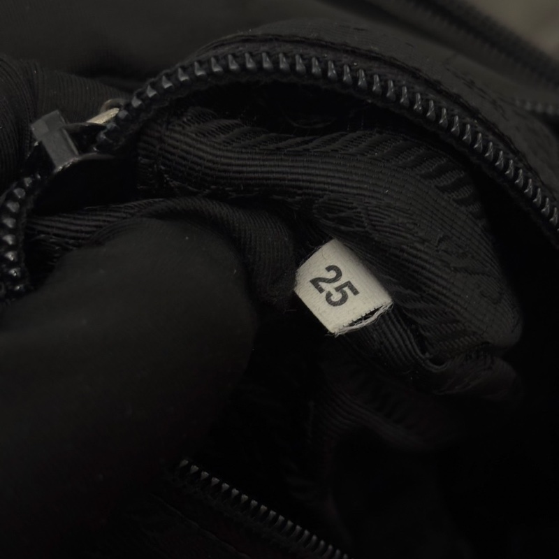 Prada 經典三角標黑銀尼龍郵差斜背包大號35*28*14 96新配件塵袋-2