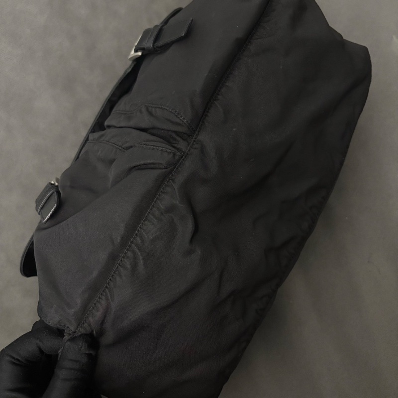 Prada 經典三角標黑銀尼龍郵差斜背包大號35*28*14 96新配件塵袋-4