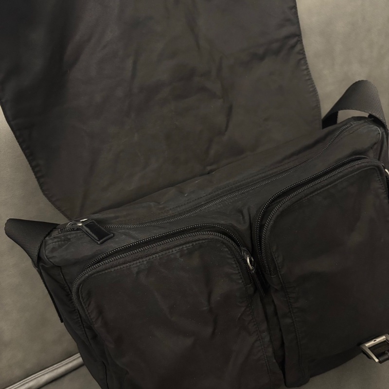 Prada 經典三角標黑銀尼龍郵差斜背包大號35*28*14 96新配件塵袋-5