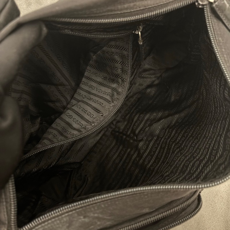 Prada 經典三角標黑銀尼龍郵差斜背包大號35*28*14 96新配件塵袋-6