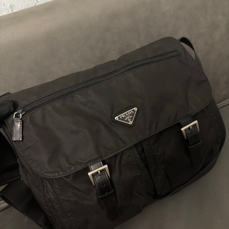 Prada 經典三角標黑銀尼龍郵差斜背包大號35*28*14 96新配件塵袋-7