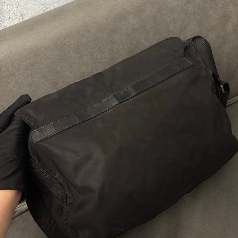 Prada 經典三角標黑銀尼龍郵差斜背包大號35*28*14 96新配件塵袋-8
