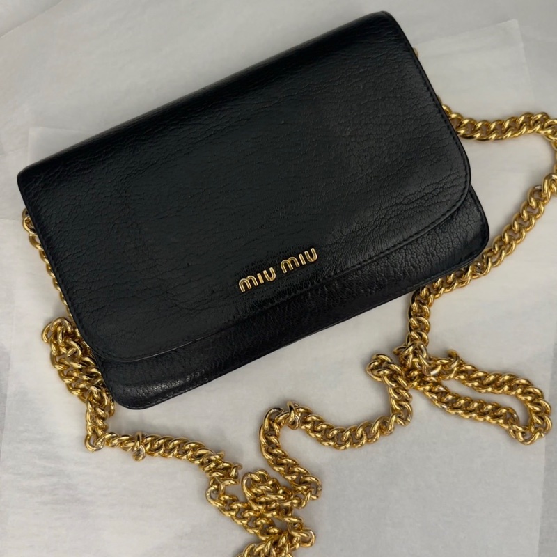 MiuMiu 黑色woc包 內含鏡子 肩背斜背手拿鏈條包 18×3.5×11 98新配件塵袋-1