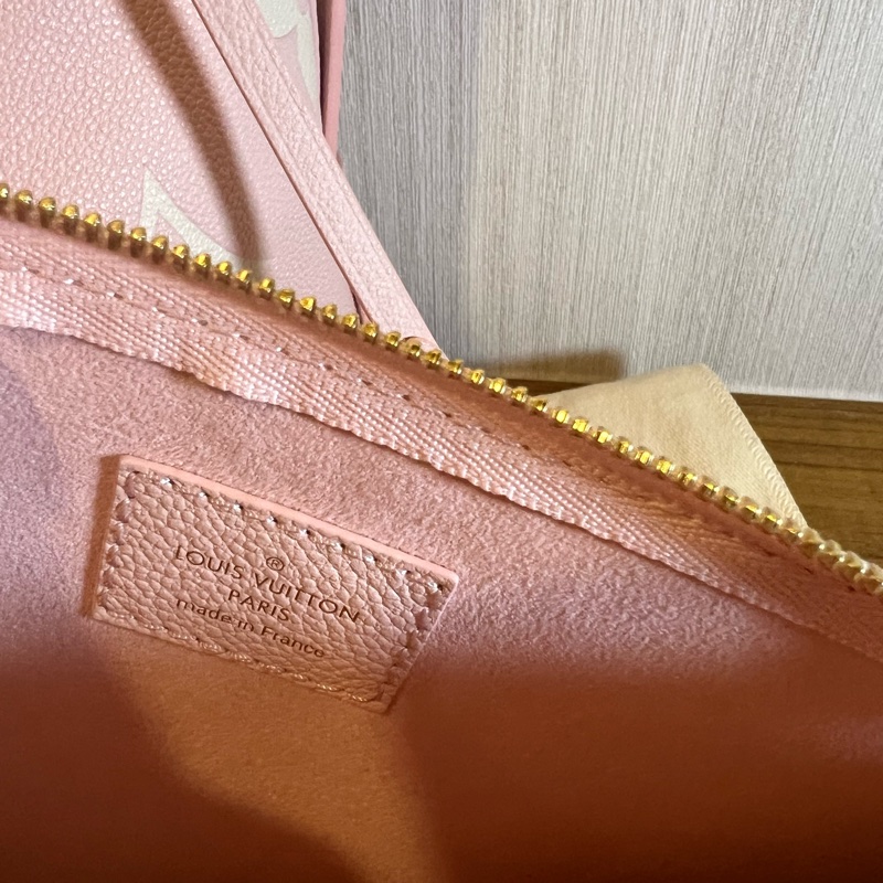 LV CarryAll PM Monogram Empreinte 粉色 壓紋牛皮-4