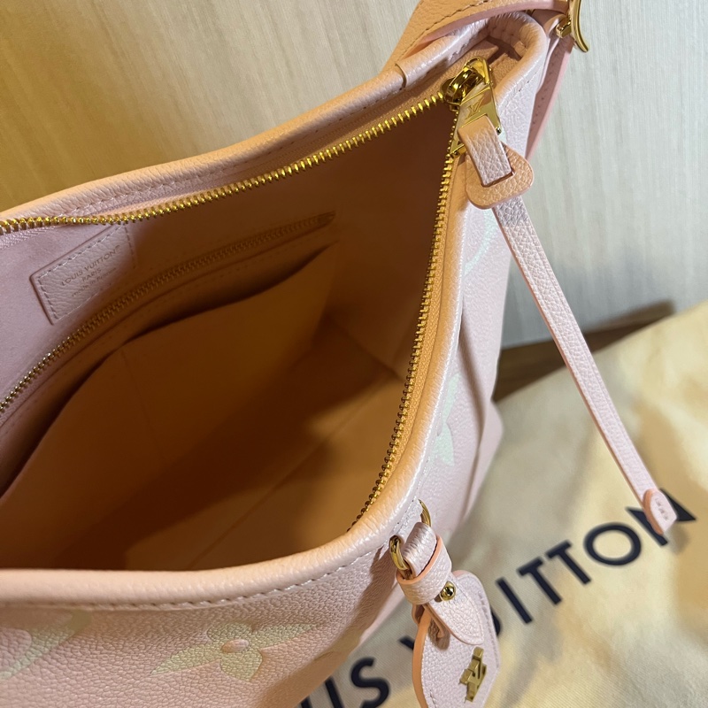 LV CarryAll PM Monogram Empreinte 粉色 壓紋牛皮-5