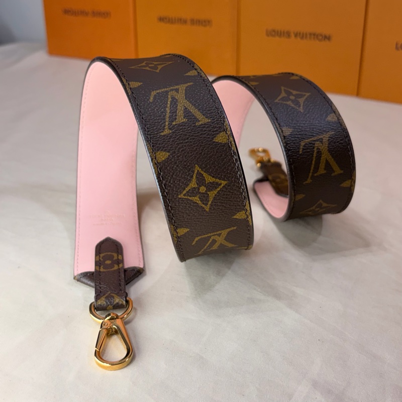 ‼️全台最甜近新美品 LV新款寬背帶/ 肩帶 LouisVuitton 路易威登 雙面用-1