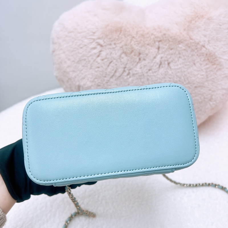 Chanel 22p 淺藍手柄盒子化妝包-2