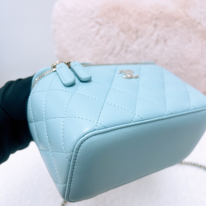 Chanel 22p 淺藍手柄盒子化妝包-3