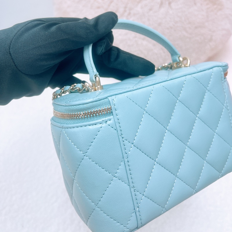 Chanel 22p 淺藍手柄盒子化妝包-7