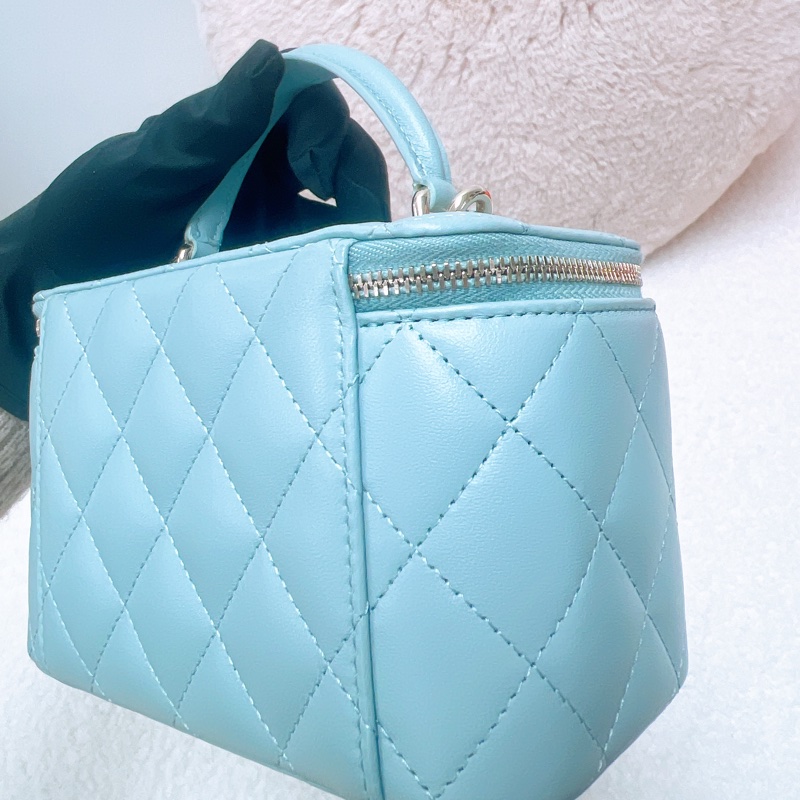 Chanel 22p 淺藍手柄盒子化妝包-8