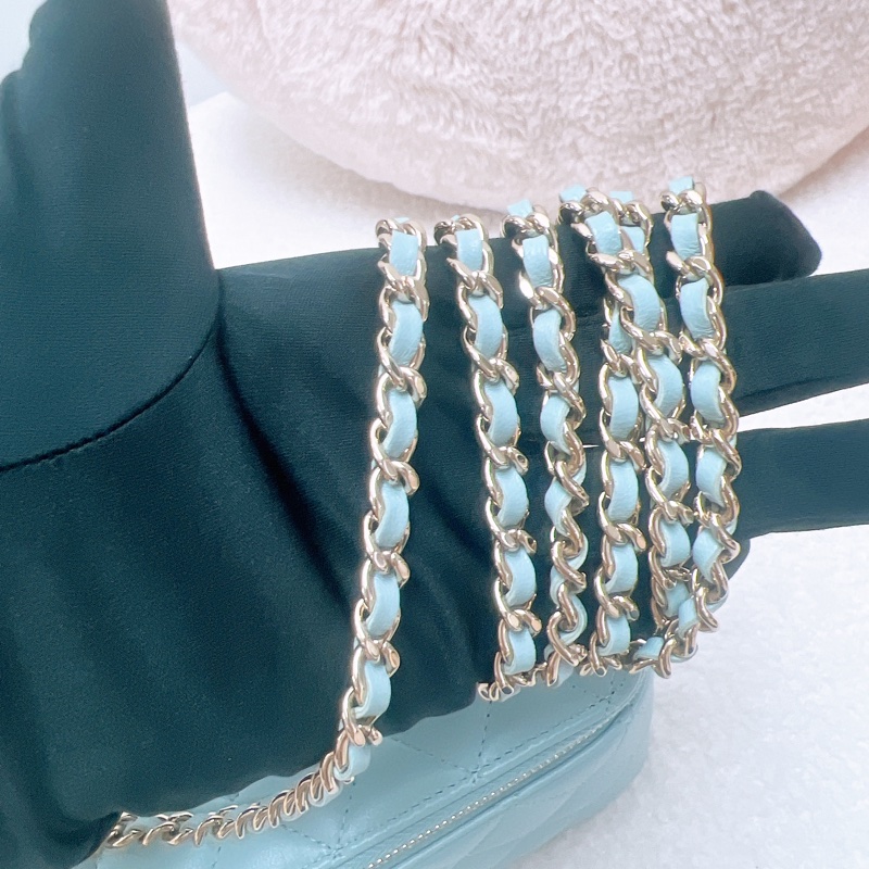 Chanel 22p 淺藍手柄盒子化妝包-11