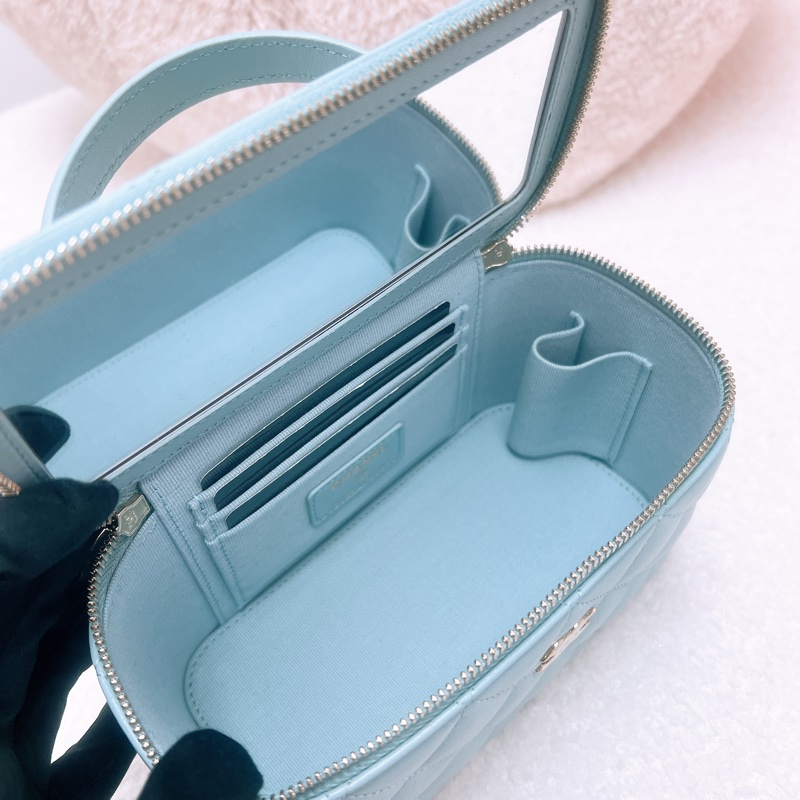 Chanel 22p 淺藍手柄盒子化妝包-12