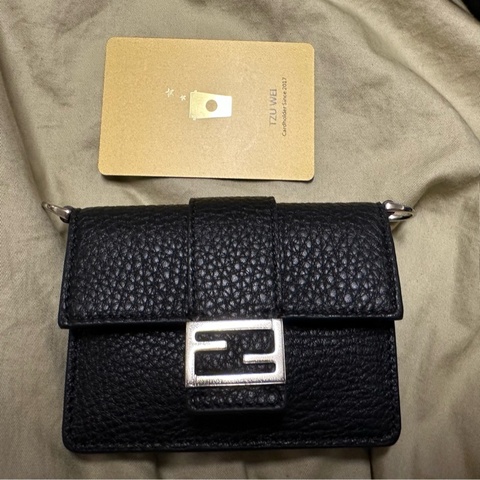FENDI 黑色揹帶卡片包