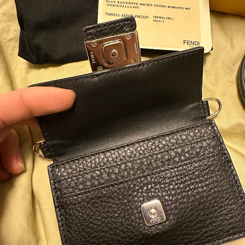 FENDI 扁形BAGUETTE(超迷你)黑色揹帶卡片包-2