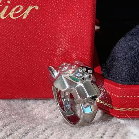 Cartier 卡地亞 panthers 獵豹戒指，腦袋滿天星喔，停產絕版了，尺寸 54 號，2006 年購入