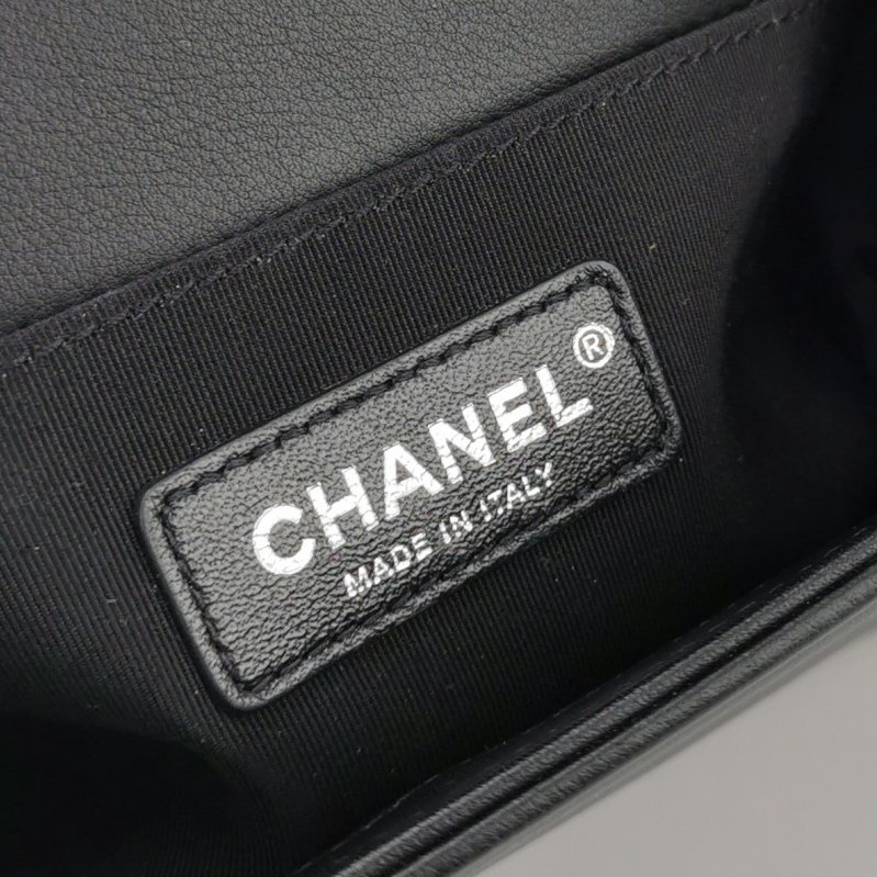 ChanelLeboy經典款小號牛皮菱格絎縫方形雙C鎖扣單肩包-7