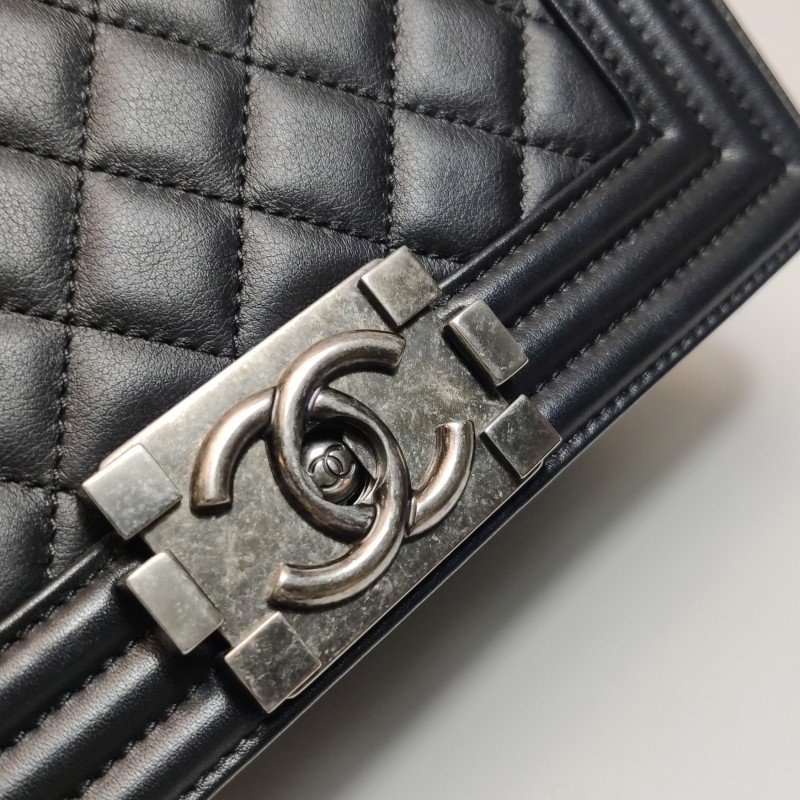 ChanelLeboy經典款小號牛皮菱格絎縫方形雙C鎖扣單肩包-14