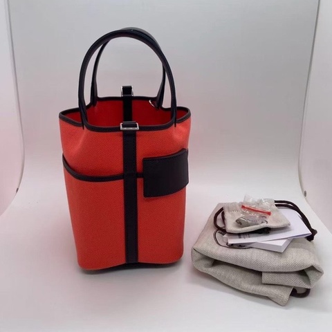 Hermes cargo 水桶德克薩斯粉拼馬鞍紅菜籃子 銀扣 U刻 ，邊角有輕微泛黑，底部有輕微划痕，內里有輕微存放痕跡