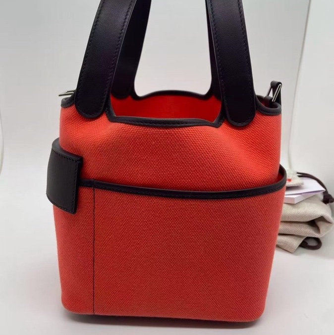 Hermes cargo 水桶德克薩斯粉拼馬鞍紅菜籃子 銀扣 U刻 ，邊角有輕微泛黑，底部有輕微划痕，內里有輕微存放痕跡-1