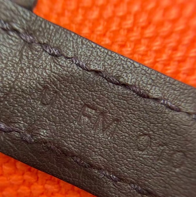 Hermes cargo 水桶德克薩斯粉拼馬鞍紅菜籃子 銀扣 U刻 ，邊角有輕微泛黑，底部有輕微划痕，內里有輕微存放痕跡-3