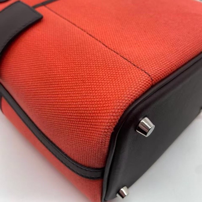 Hermes cargo 水桶德克薩斯粉拼馬鞍紅菜籃子 銀扣 U刻 ，邊角有輕微泛黑，底部有輕微划痕，內里有輕微存放痕跡-5