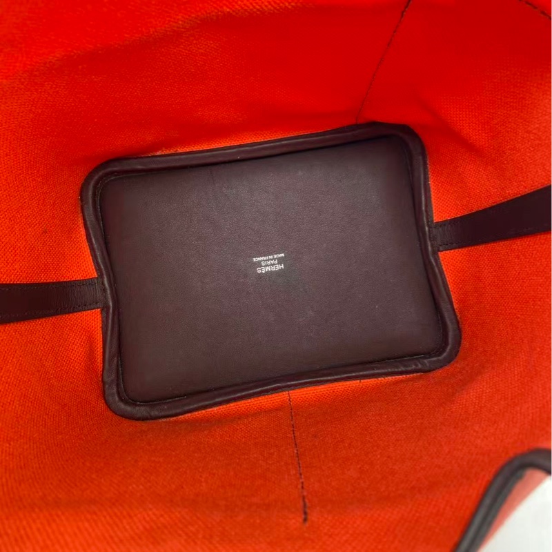 Hermes cargo 水桶德克薩斯粉拼馬鞍紅菜籃子 銀扣 U刻 ，邊角有輕微泛黑，底部有輕微划痕，內里有輕微存放痕跡-7