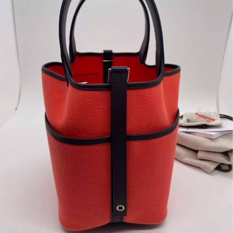 Hermes cargo 水桶德克薩斯粉拼馬鞍紅菜籃子 銀扣 U刻 ，邊角有輕微泛黑，底部有輕微划痕，內里有輕微存放痕跡-9