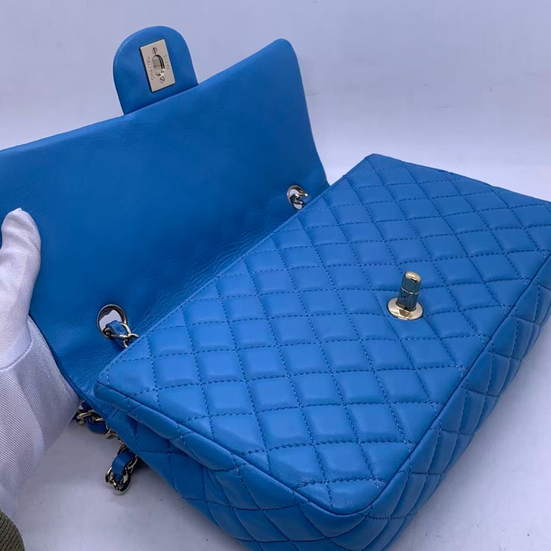 二手Chanel CF經典款 情人節限量款藍色斜挎包，背面邊角局部護理，鐳射 12 開-4