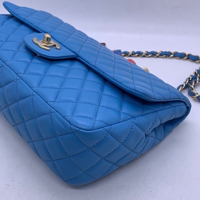 二手Chanel CF經典款 情人節限量款藍色斜挎包，背面邊角局部護理，鐳射 12 開-12