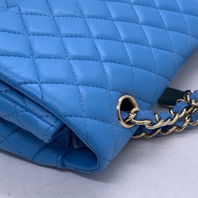 二手Chanel CF經典款 情人節限量款藍色斜挎包，背面邊角局部護理，鐳射 12 開-14
