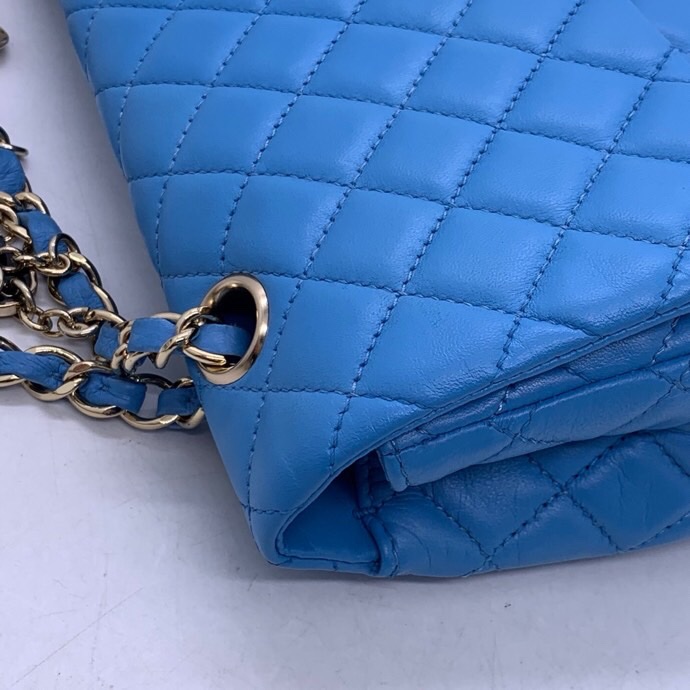 二手Chanel CF經典款 情人節限量款藍色斜挎包，背面邊角局部護理，鐳射 12 開-15