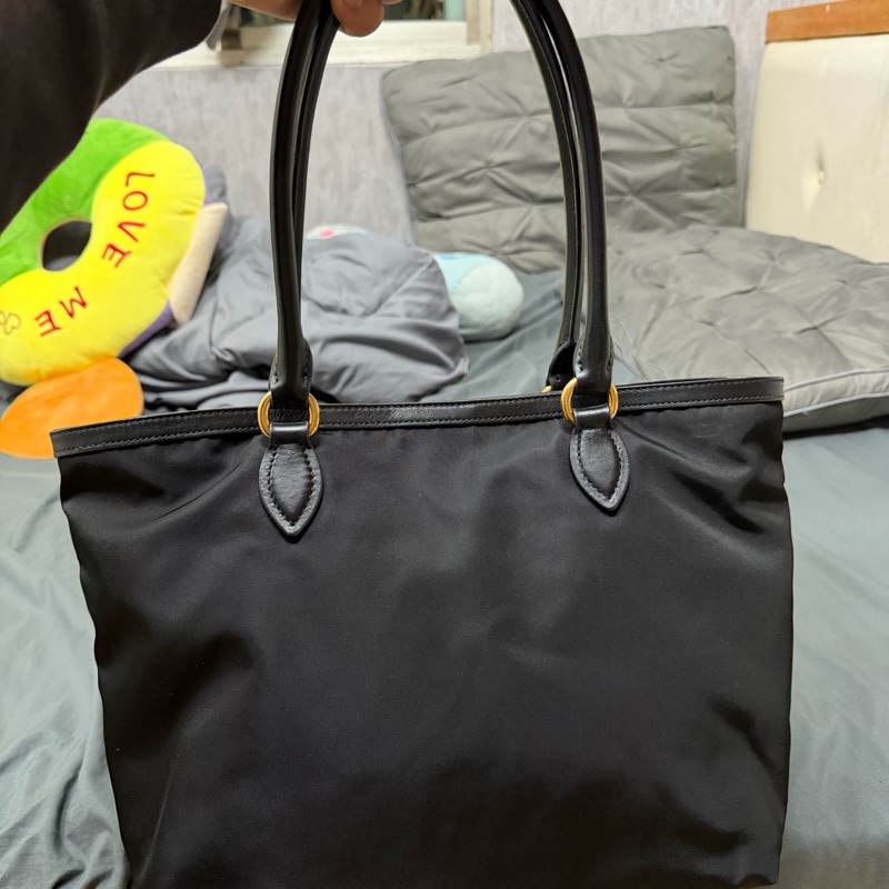 Prada普拉達 黑色尼龍布金屬標皮邊手提包-1