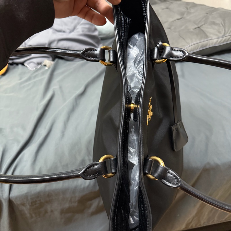 Prada普拉達 黑色尼龍布金屬標皮邊手提包-7