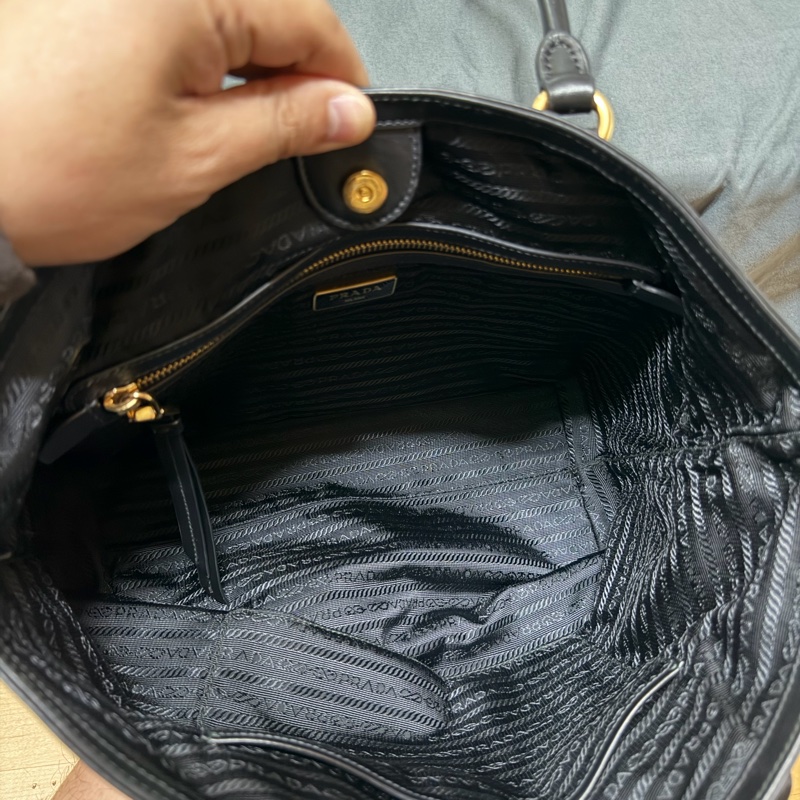 Prada普拉達 黑色尼龍布金屬標皮邊手提包-8