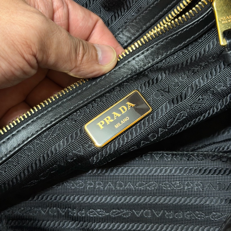 Prada普拉達 黑色尼龍布金屬標皮邊手提包-11