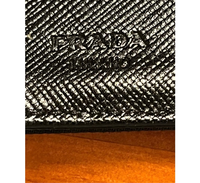 【正品 PRADA】黑色  防刮牛皮三角標中夾｜小資粗用首選｜附原廠盒-8