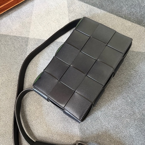 Bv新款三角牌Cassette編織磁釦 斜背包