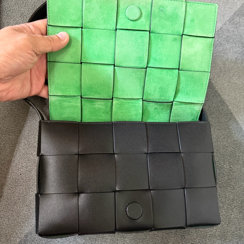 Bv新款三角牌Cassette編織磁釦 斜背包-2