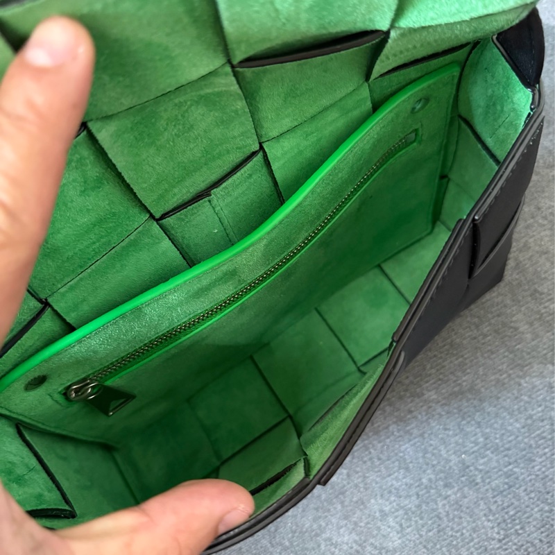 Bv新款三角牌Cassette編織磁釦 斜背包-3