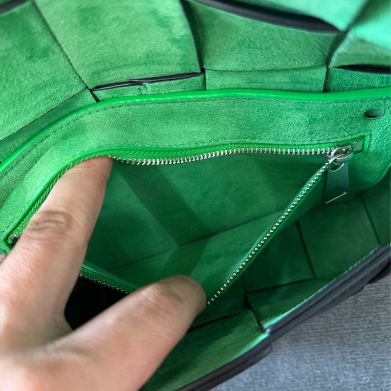 Bv新款三角牌Cassette編織磁釦 斜背包-4