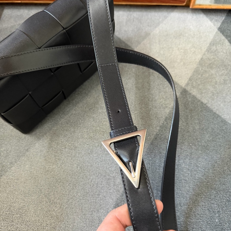 Bv新款三角牌Cassette編織磁釦 斜背包-5