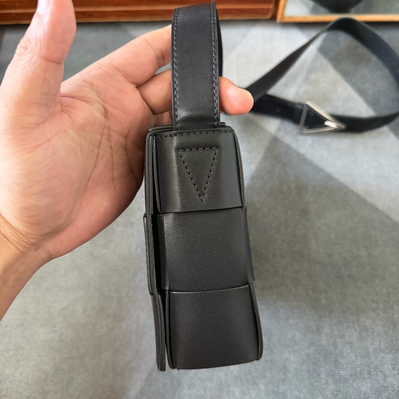 Bv新款三角牌Cassette編織磁釦 斜背包-6