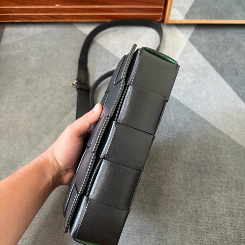 Bv新款三角牌Cassette編織磁釦 斜背包-7