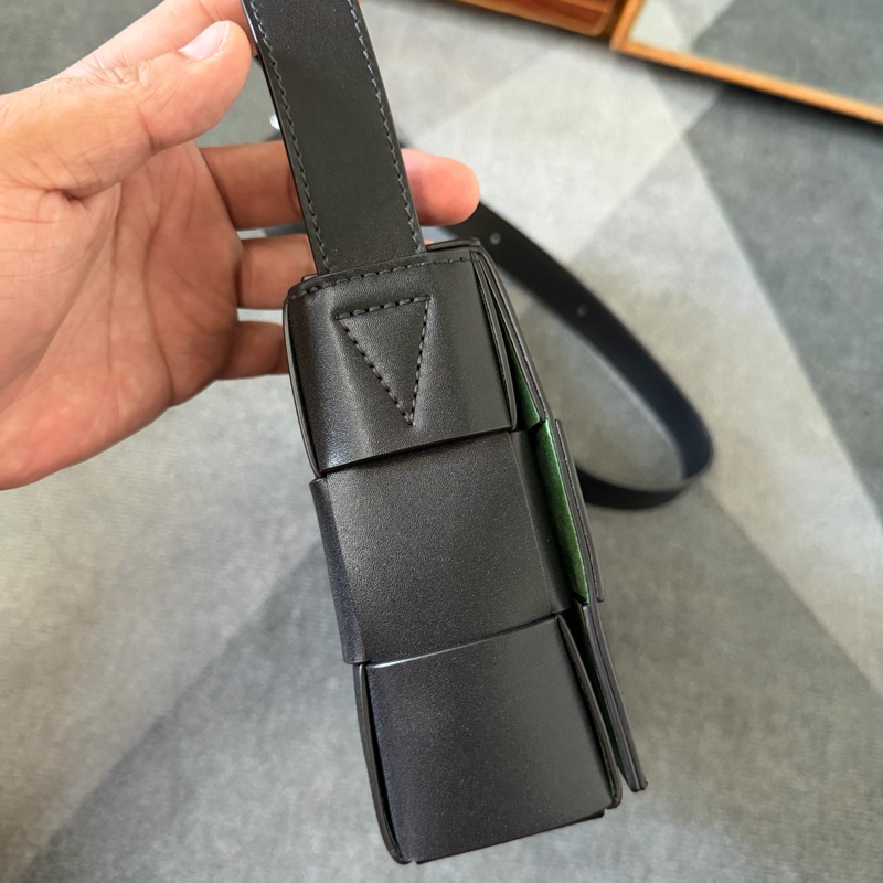 Bv新款三角牌Cassette編織磁釦 斜背包-8