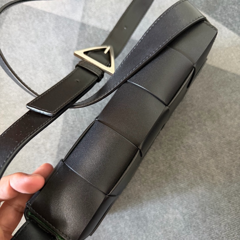 Bv新款三角牌Cassette編織磁釦 斜背包-9