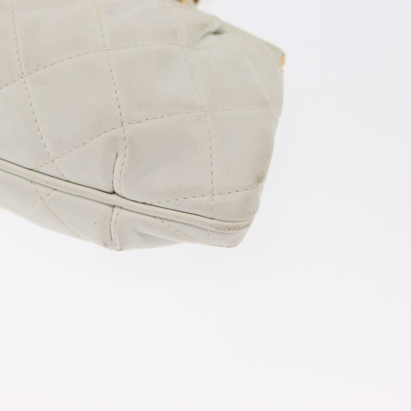 【日本直送】香奈兒 Matelasse West 手拿包，羊皮材質，白色金飾，CC 標誌，正品編號 bs32853-10