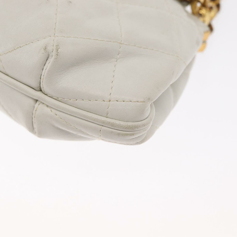 【日本直送】香奈兒 Matelasse West 手拿包，羊皮材質，白色金飾，CC 標誌，正品編號 bs32853-12