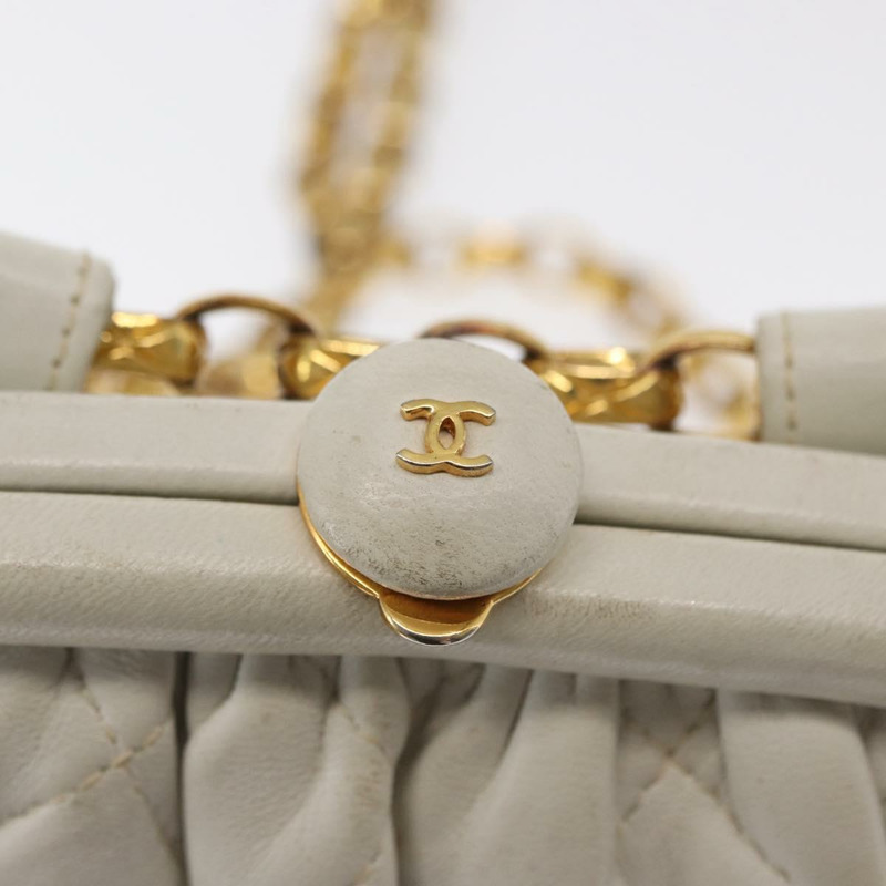 【日本直送】香奈兒 Matelasse West 手拿包，羊皮材質，白色金飾，CC 標誌，正品編號 bs32853-13