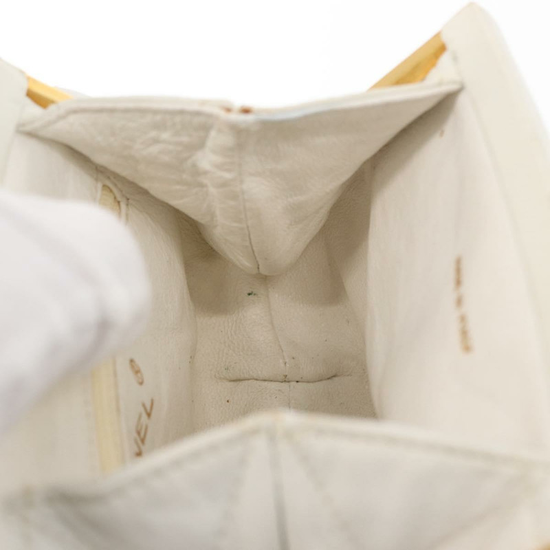 【日本直送】香奈兒 Matelasse West 手拿包，羊皮材質，白色金飾，CC 標誌，正品編號 bs32853-16